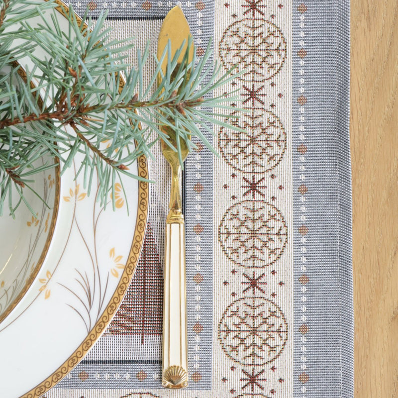 SERVETĖLĖ - ŠVIESIOS EGLUTĖS