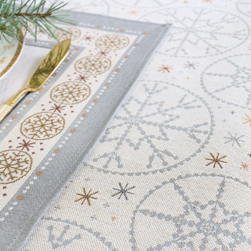 STALTIESE - ŠVIESIOS EGLUTĖS.