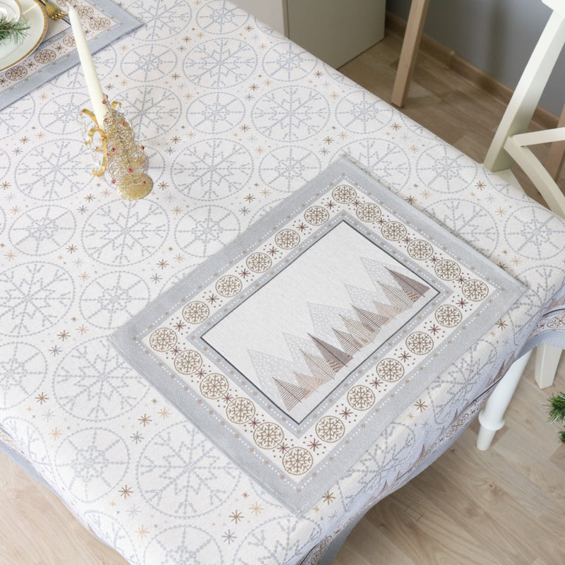 STALTIESE - ŠVIESIOS EGLUTĖS.